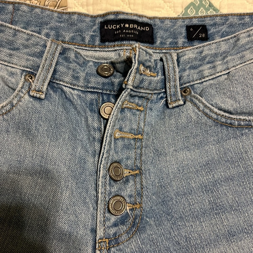 Lucky Brand women’s Jean shorts - Picture 2 of 4
